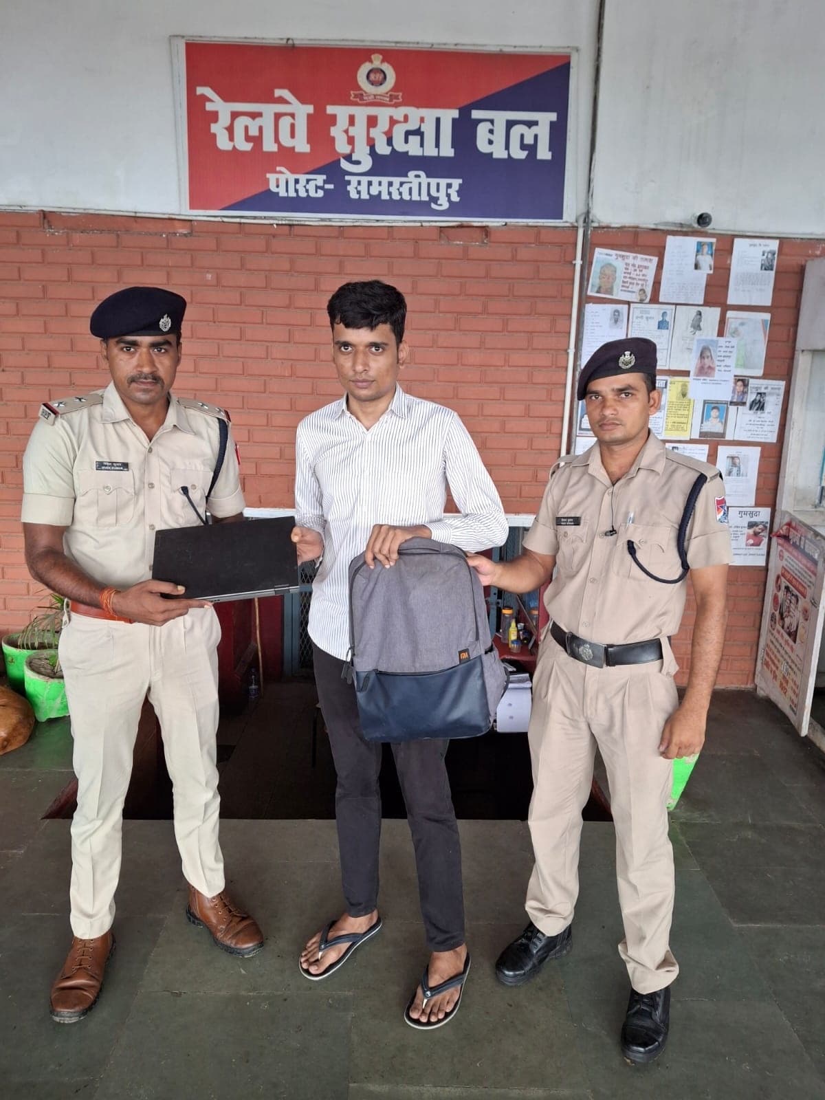 मुजफ्फरपुर के युवक का ट्रेन में छूटे सामान को किया सुपुर्द