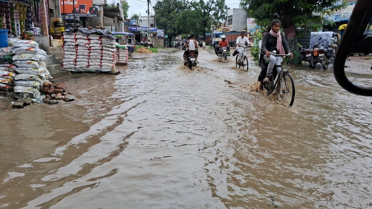 हसनपुर में 24.2 एमएम बारिश से जलमग्न हुई सड़कें