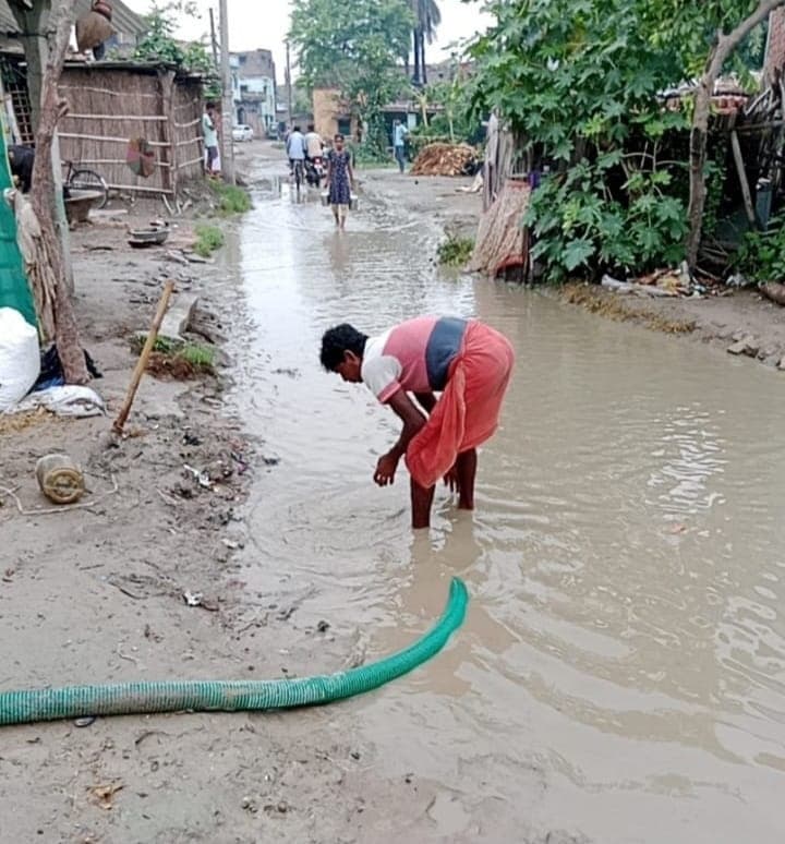 बारिश से मौसम सुहाना, सड़कों पर जलभराव से परेशानी