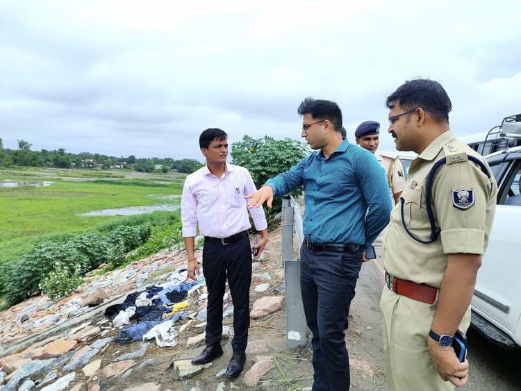 डीएम एवं एसपी ने गंडक नदी पर बने चंपारण तटबंध का लिया जायजा