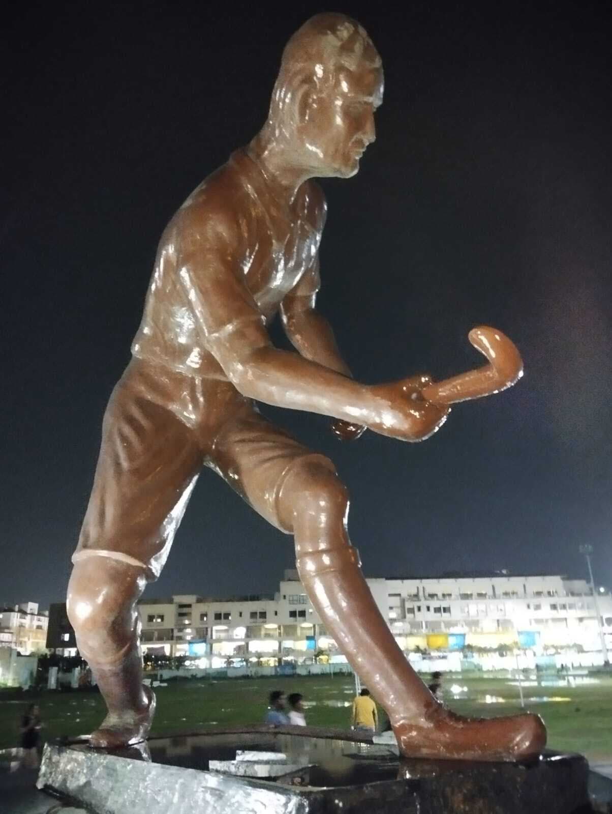 स्टेडियम में जयपाल सिंह मुंडा की मूर्ति पर लगाया गया हॉकी स्टिक, आठ बार हो चुका है चोरी