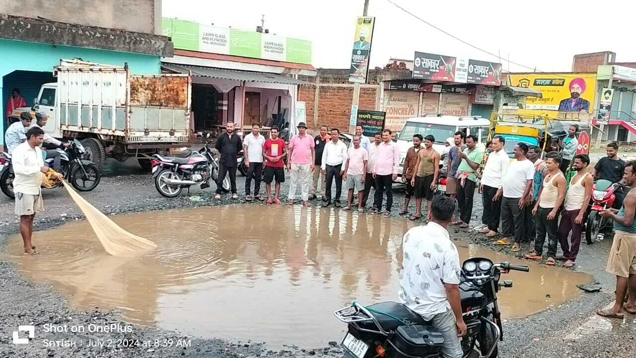 तालाब में तब्दील हुआ छोटकी खरगडीहा चौक, जाल डाल कर प्रदर्शन