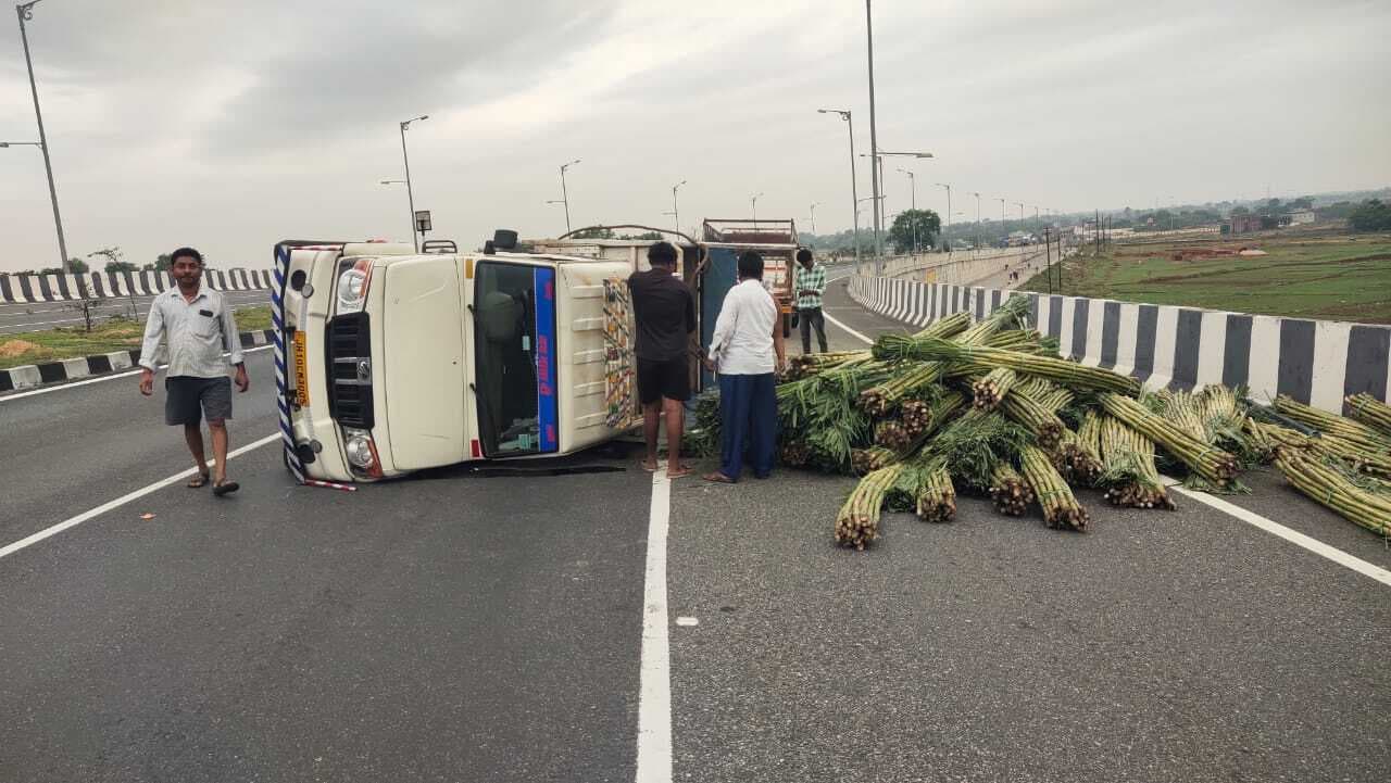 गन्ना लदी पिकअप वैन पलटी, चालक घायल-