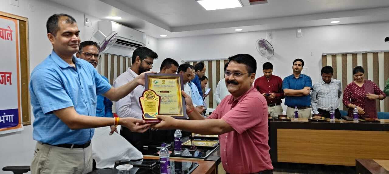 लोकसभा चुनाव में बेहतर काम करने वाले अधिकारी एवं कर्मियों को डीएम ने किया सम्मानित