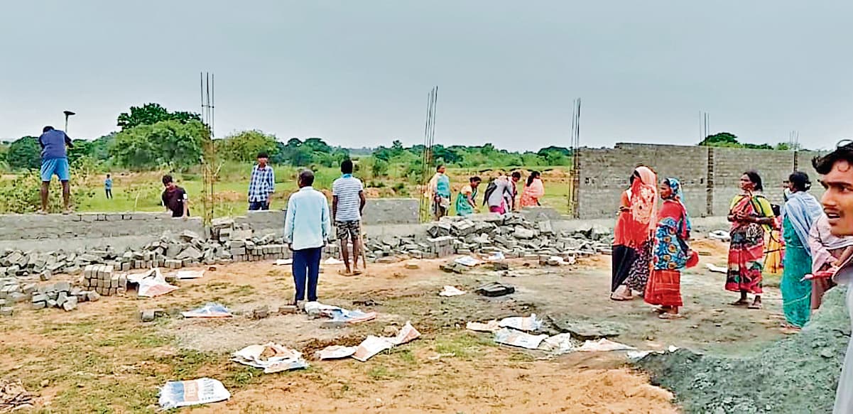 कमलेश के गुर्गों ने जमीन पर कब्जा के लिए की हवाई फायरिंग