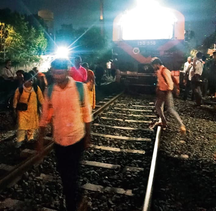 सवा घंटे आउटर पर खड़ी रही ट्रेन, हंगामा