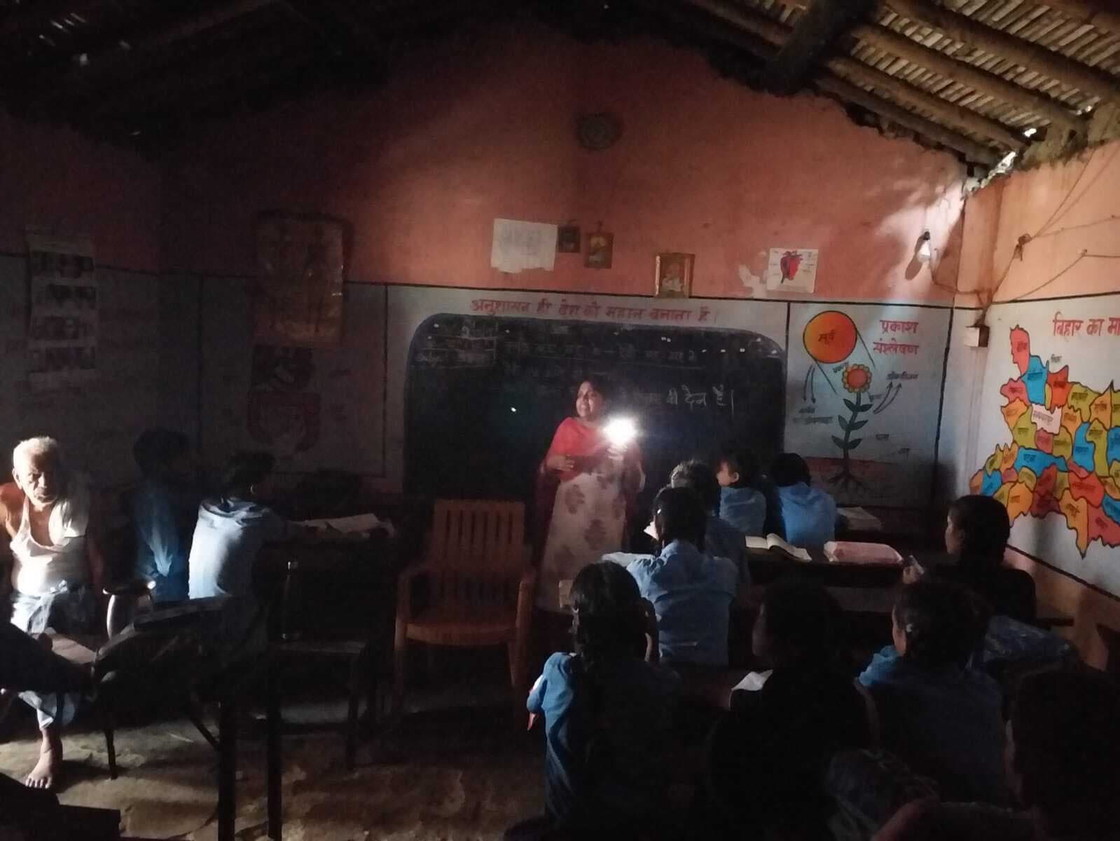 मोबाइल की रोशनी में पढ़ने को मजबूर बच्चे