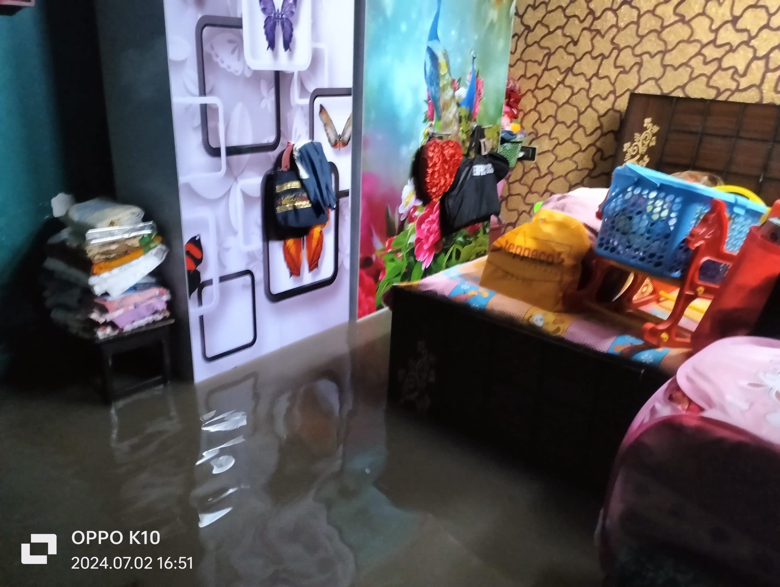 एनएच के नाले का पानी 50 घरों में घुसा, लाखों का नुकसान