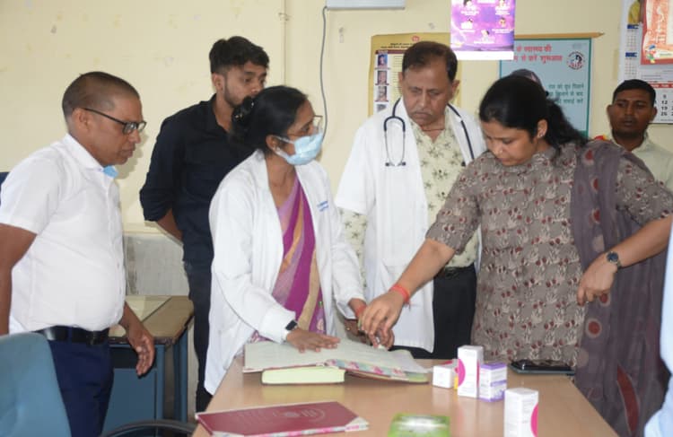 SNMMCH : ओपीडी ड्यूटी से गायब मिले चिकित्सक, सफाई व्यवस्था देख भड़की उपायुक्त