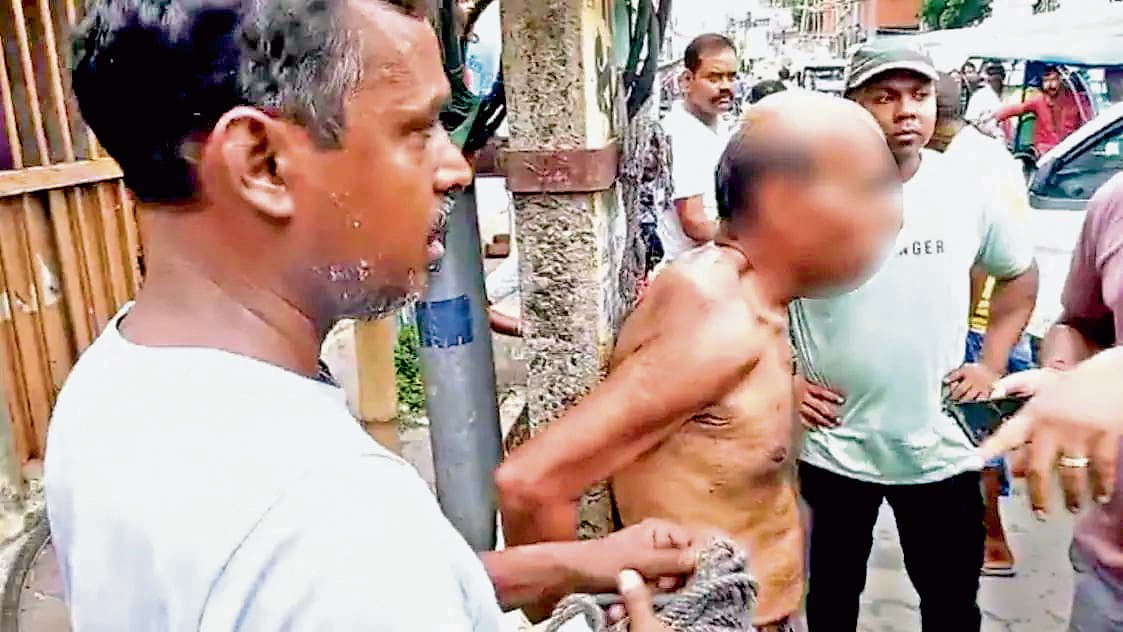 रुपये नहीं देने पर खंभे से बांध कर वृद्ध को पीटा