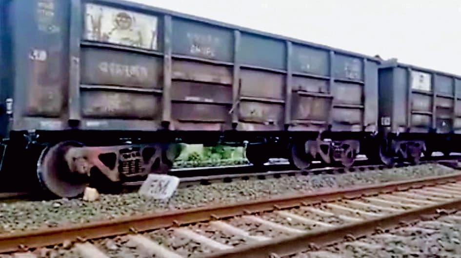 गोकुलपुर के निकट रेल पटरी से उतरी मालगाड़ी