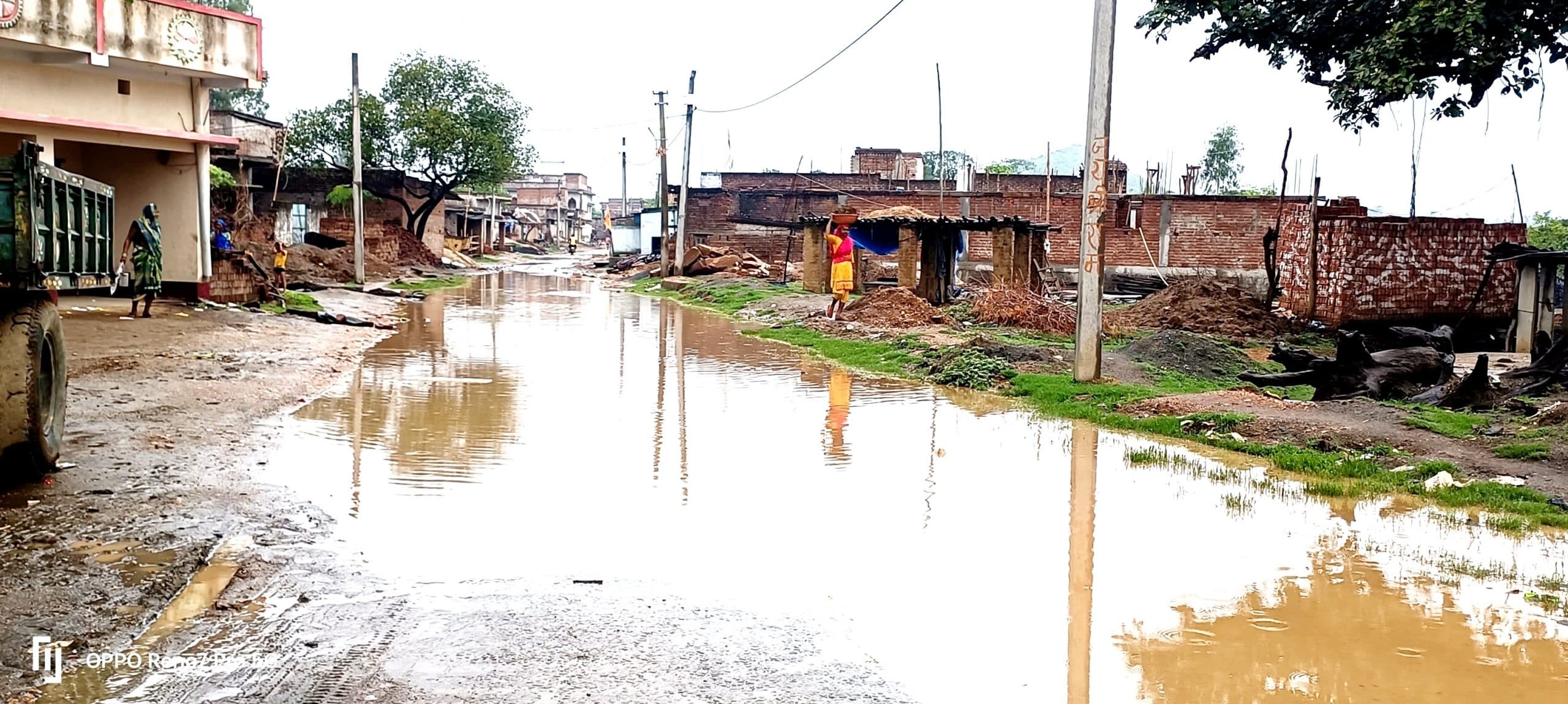 आम गैरमजरुवा भूमि पर अतिक्रमण से रोड बना तालाब