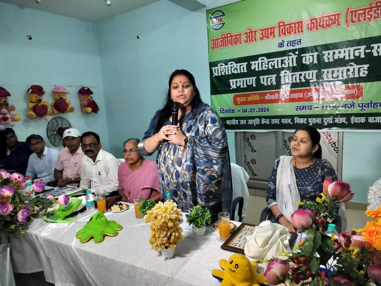 महिलाएं अपने कौशल को बढ़ाकर बनें आत्मनिर्भर : उपायुक्त