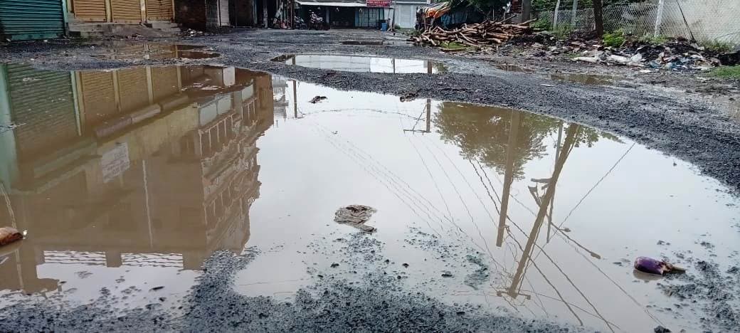 मालपहाड़ी रोड से चक बलरामपुर की सड़क गड्ढे में तब्दील, राहगीरों की मुसीबत बढ़ी