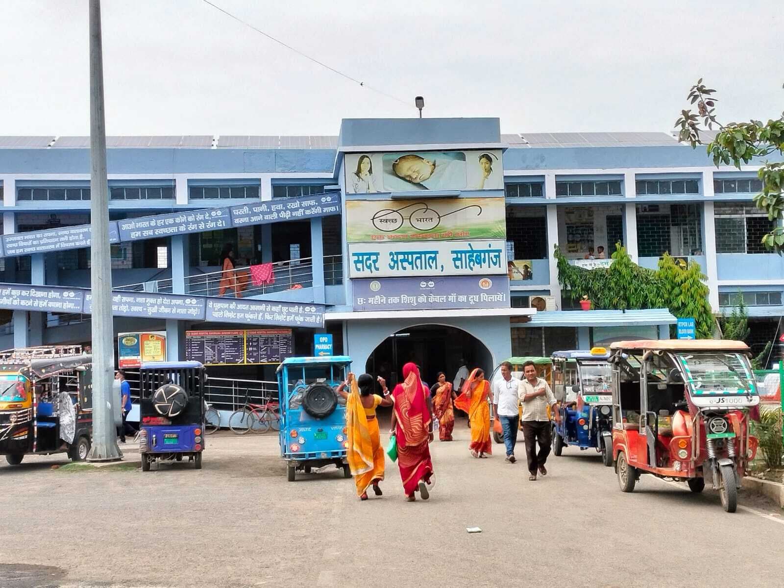लीड ::.... सदर अस्पताल में चिकित्सक व कर्मचारियों की भारी कमी, 40 चिकित्सकों व 63 कर्मचारियों के हैं स्वीकृत पद, मात्र नौ चिकित्सकों व 16 कर्मचारियों से लिया जा रहा काम