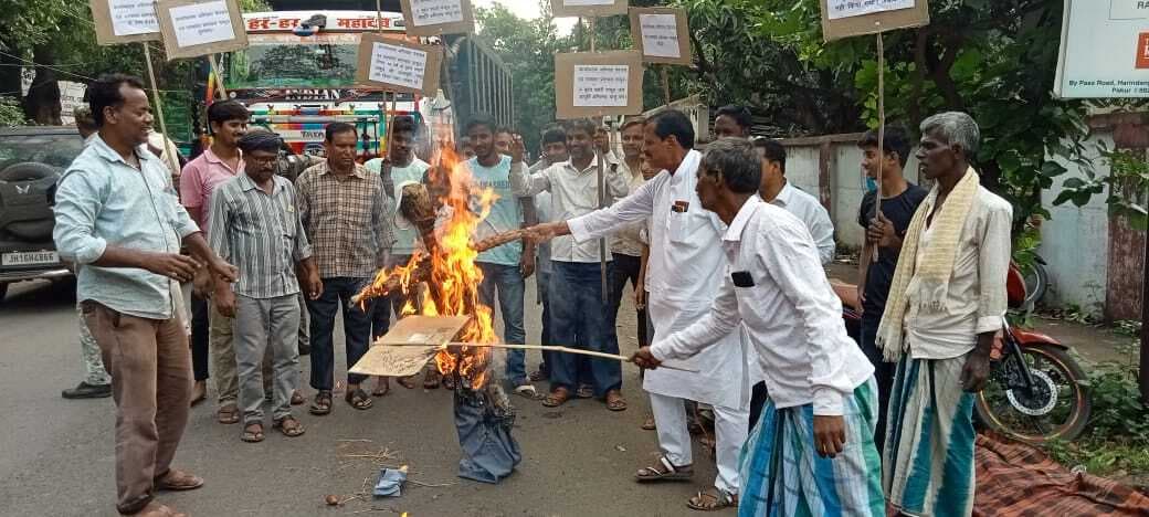 शहरी जलापूर्ति चालू नहीं होने को लेकर लोगों ने फूंका कार्यपालक अभियंता का पुतला