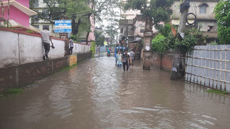 बारिश ने दिखायी शहर के विकास की ‘डर्टी पिक्चर’