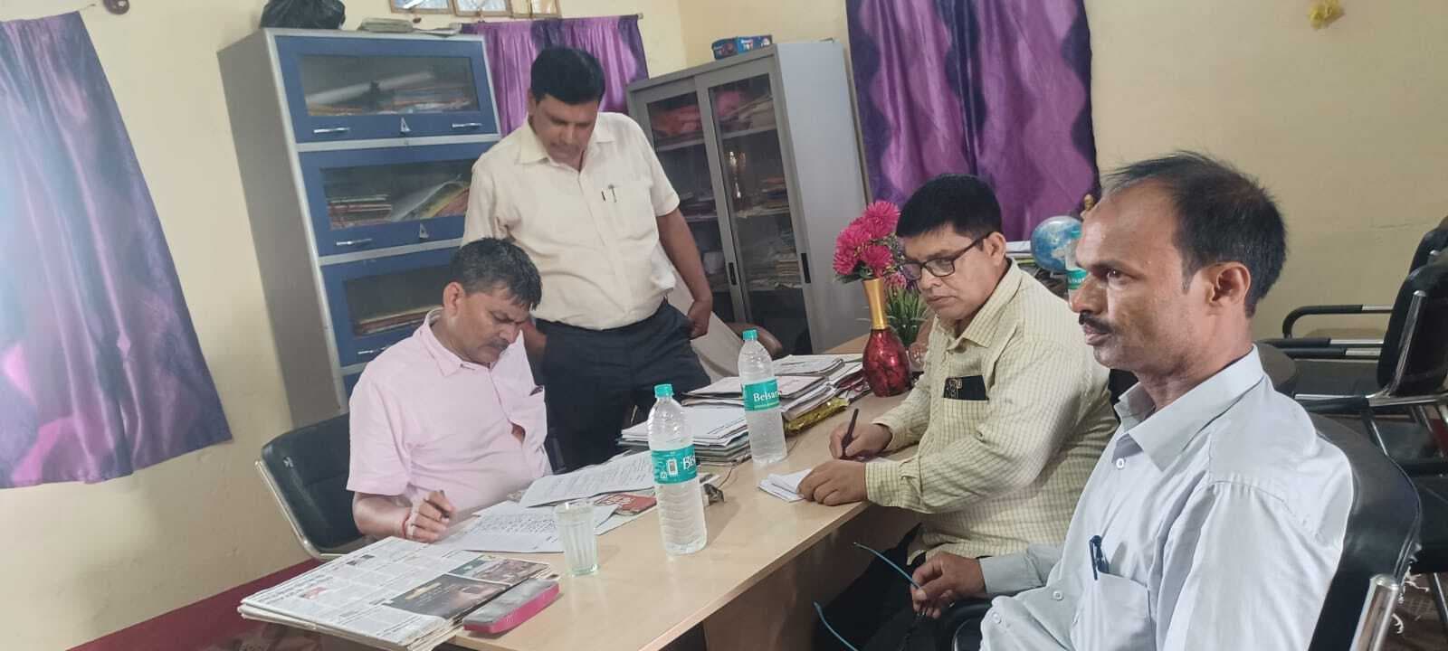 डीईओ ने किया बिहारी गुरमैता उमावि का किया निरीक्षण