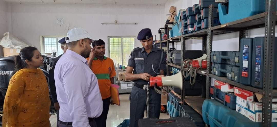 डीएम ने एसडीआरएफ के मोटर बोट व स्टॉक रूम का किया औचक निरीक्षण