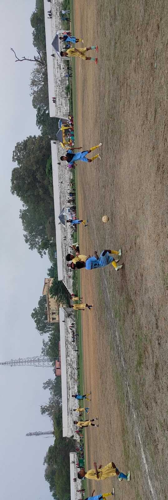 कर्जन ग्राउंड में दूसरे दिन प्रमंडल स्तरीय तीन दिवसीय सुब्रतो कप फुटबॉल टूर्नामेंट का आज अंतिम दिन