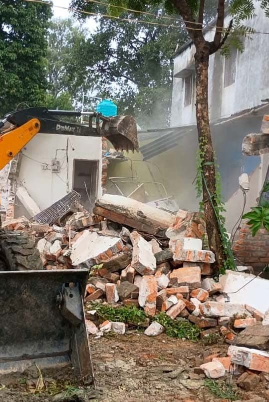हाउसिंग काॅलोनी में अतिक्रमित जमीन को कराया गया खाली