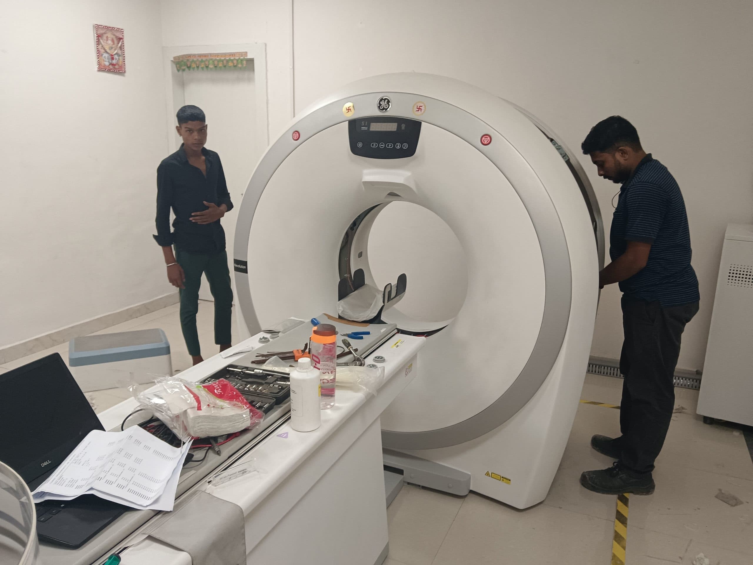 हाइवा चालक की लापरवाही से सदर अस्पताल का टूटा ट्रांसफार्मर