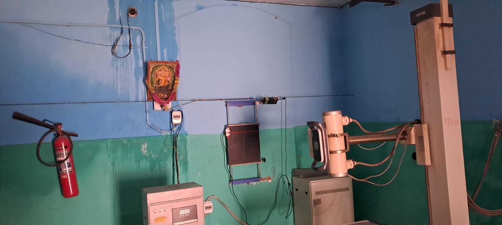 बदहाली - सदर अस्पताल में कहीं छत से टपक रहा बारिश का पानी, कहीं वार्ड व जांच केंद्रों में खराब हो रहे दवा व उपकरण