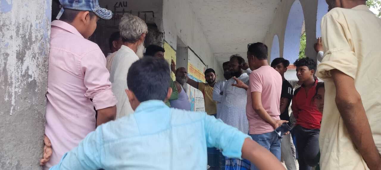 ग्रामीणों ने एचएम पर एमडीएम का चावल बेचने का लगाया आरोप, डीएम से कार्रवाई की मांग