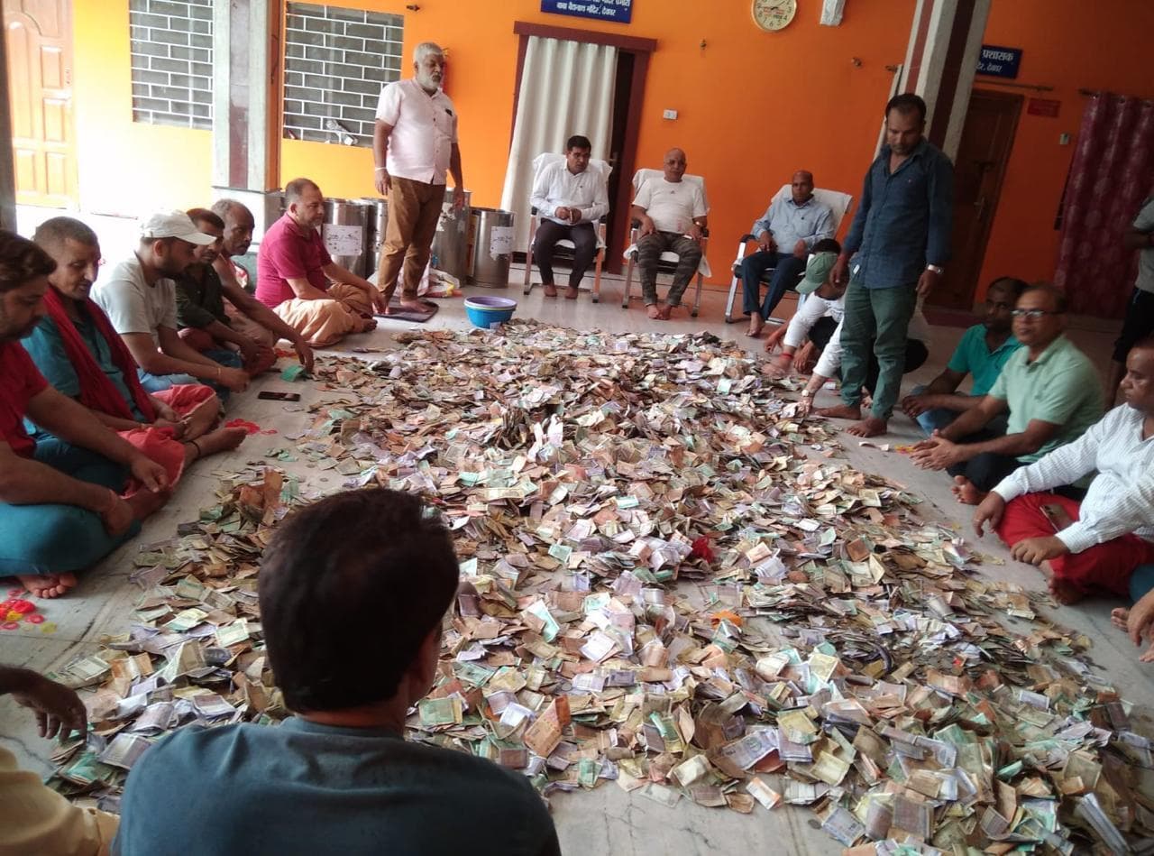 बाबा को दान में मिले डॉलर, मलेशियाई रिंगित व नेपाली रुपये