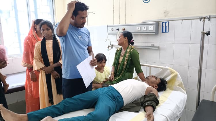 सड़क दुर्घटना में मारे गये मृतकों के परिजनों की चित्कार से गमगीन हुआ सदर अस्पताल परिसर