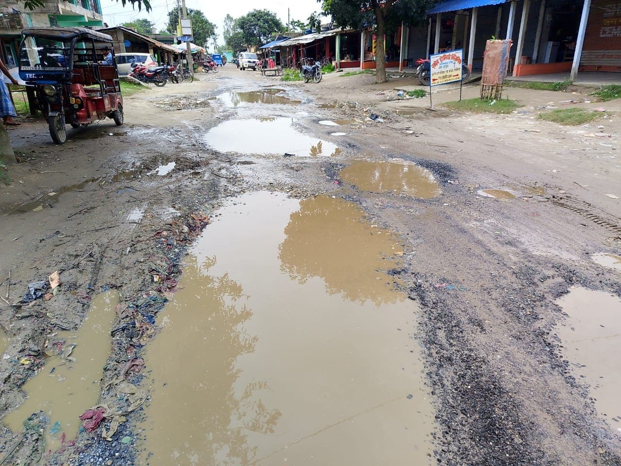 अमलझाड़ी से गरीब नवाज चौक जाने वाली सड़क जर्जर