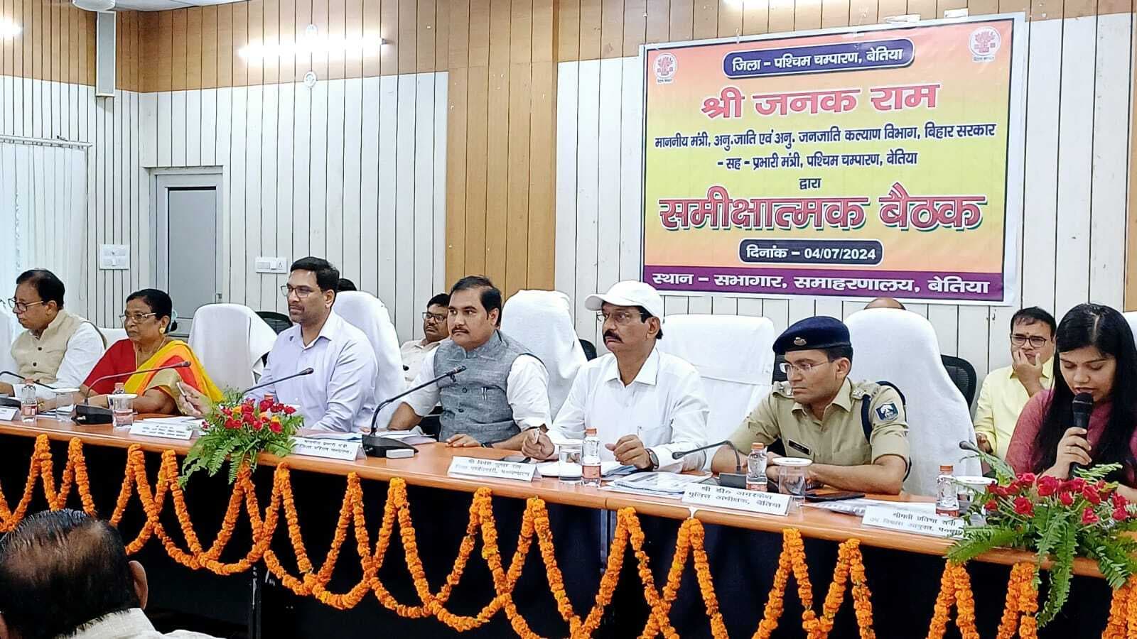 बाढ़ को लेकर सजग रहें पदाधिकारी : प्रभारी मंत्री