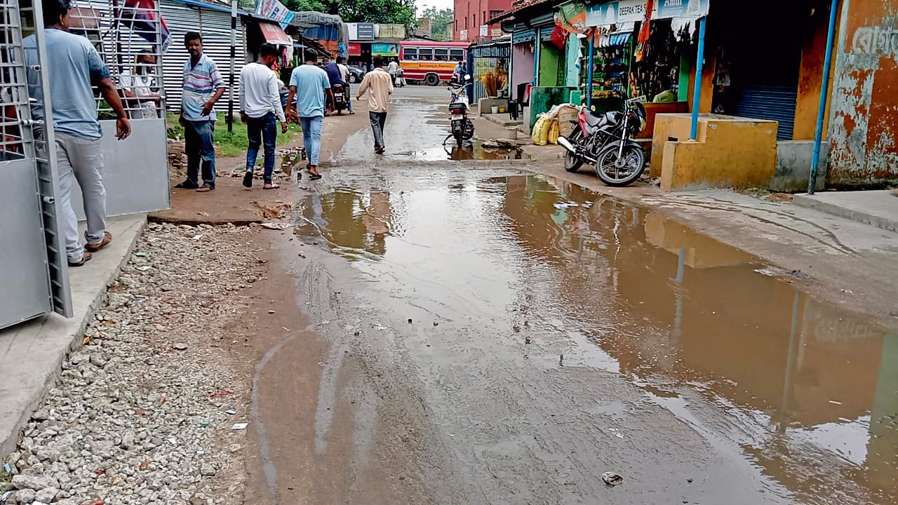 हल्की बारिश के बाद ही जामुड़िया की सड़कें डूबीं