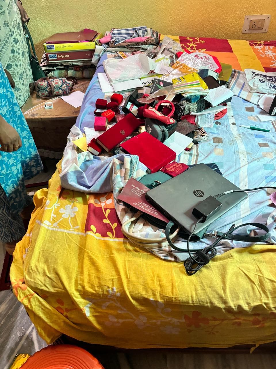 घर से 50 हजार नकद समेत पांच लाख के जेवरात की चोरी