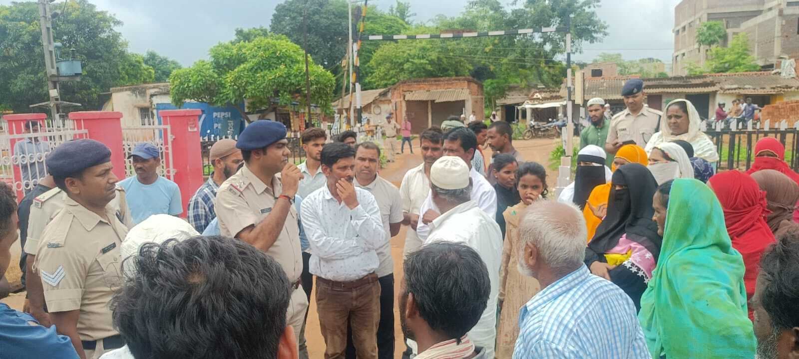 रेलवे फाटक बंद करने का विरोध, हंगामा