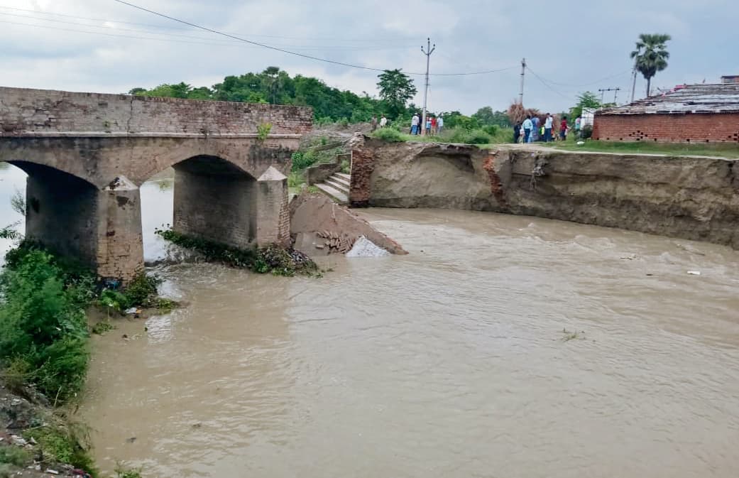 बनियापुर के सरेया में गंडक नदी पर बना पुल ध्वस्त, दर्जनों गावों का संपर्क टूटा