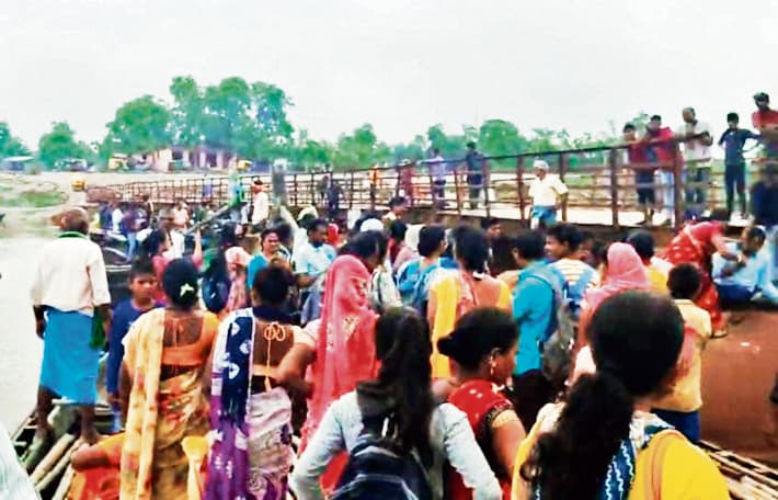 पीपा पुल के ड्रम से टकरायी नाव, बचे सौ यात्री