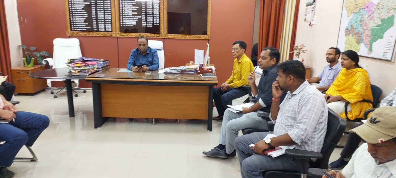 बाढ़ प्रभावित क्षेत्रों में पेयजल की व्यवस्था करें विभाग: डीएम