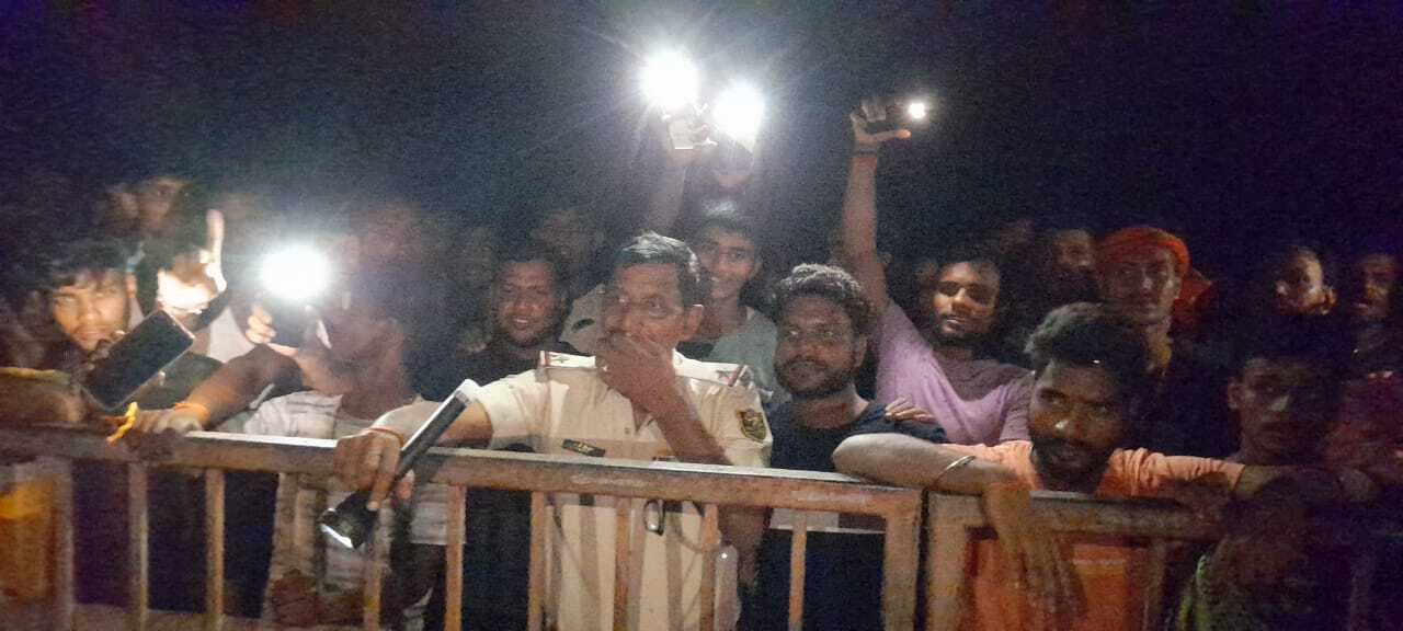 बिजली कटौती से त्रस्त ग्रामीणों ने रात में ही किया पावर ग्रिड का घेराव