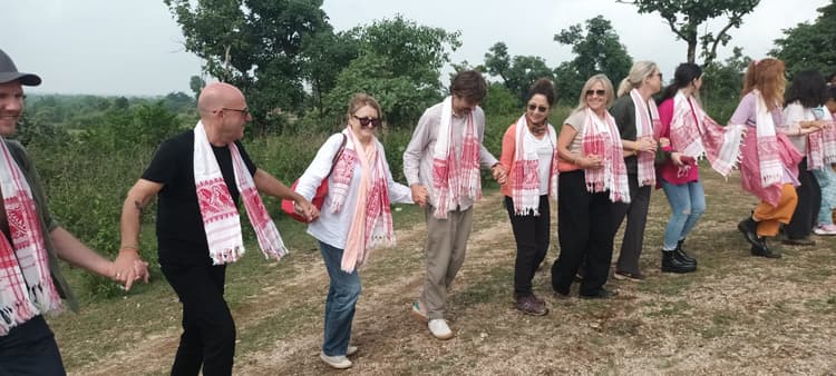 देश-विदेश के प्रतिनिधियों ने गुफू गांव का किया दौरा