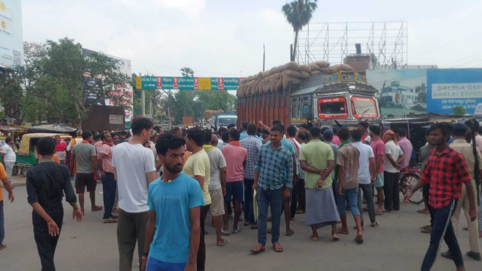 ट्रक से कुचल महिला की मौत के बाद हंगामा