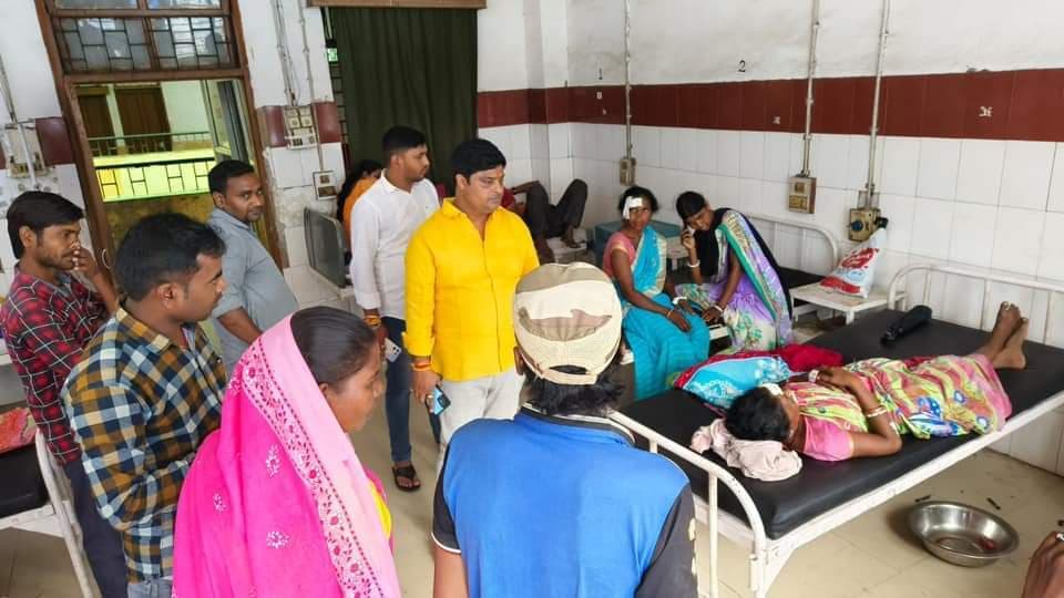 बलियापुर : ऑटो व टोटो में टक्कर, 19 लोग घायल, सीएचसी में अफरातफरी