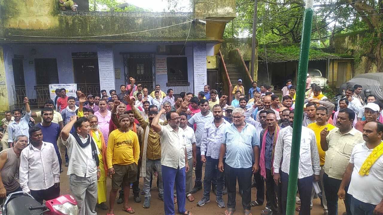 लगातार चोरी की वारदात के खिलाफ श्रमिकों का प्रदर्शन