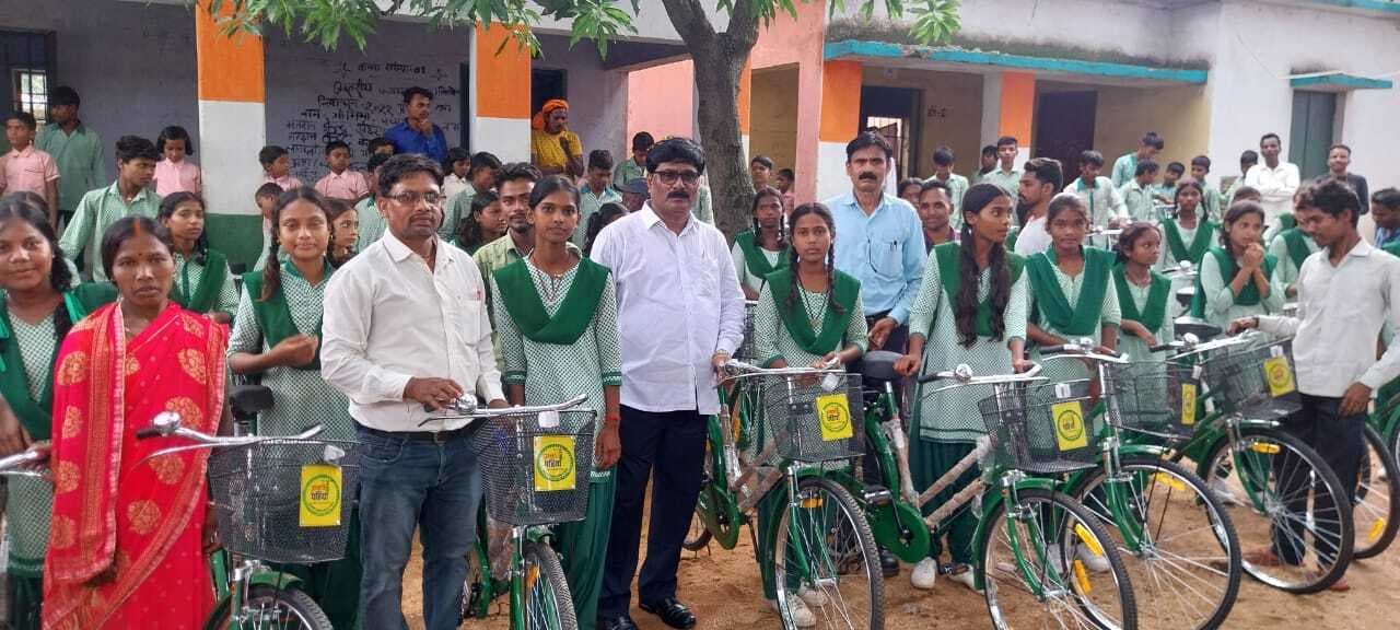 उउवि लावालौंग के 86 विद्यार्थियों को मिली साइकिल