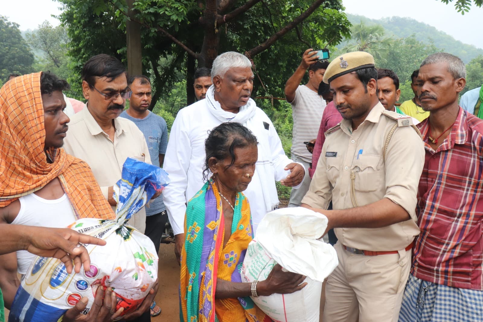 हाथियों के उत्पात से दहशतजदा हैं टुंडी के लोग, विभाग ने बांटा अनाज