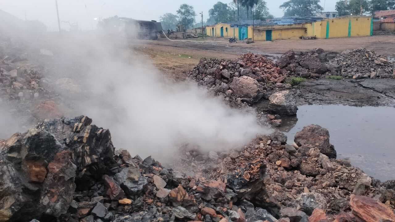 गोफ की नहीं हुई भराई, धुआं उठने से दहशत