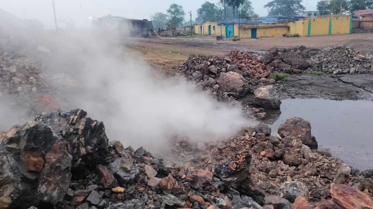 गोफ की नहीं हुई भराई, धुआं उठने से दहशत