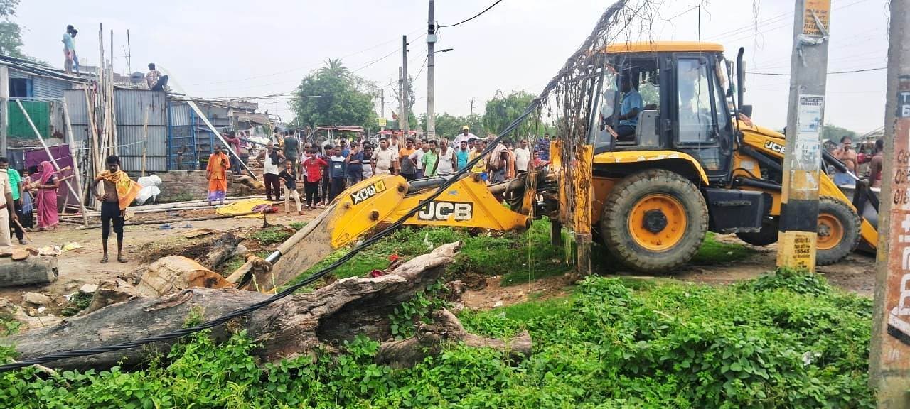 Bhagalpur News: कच्चा कांवरिया पथ से हटाया गया अतिक्रमण