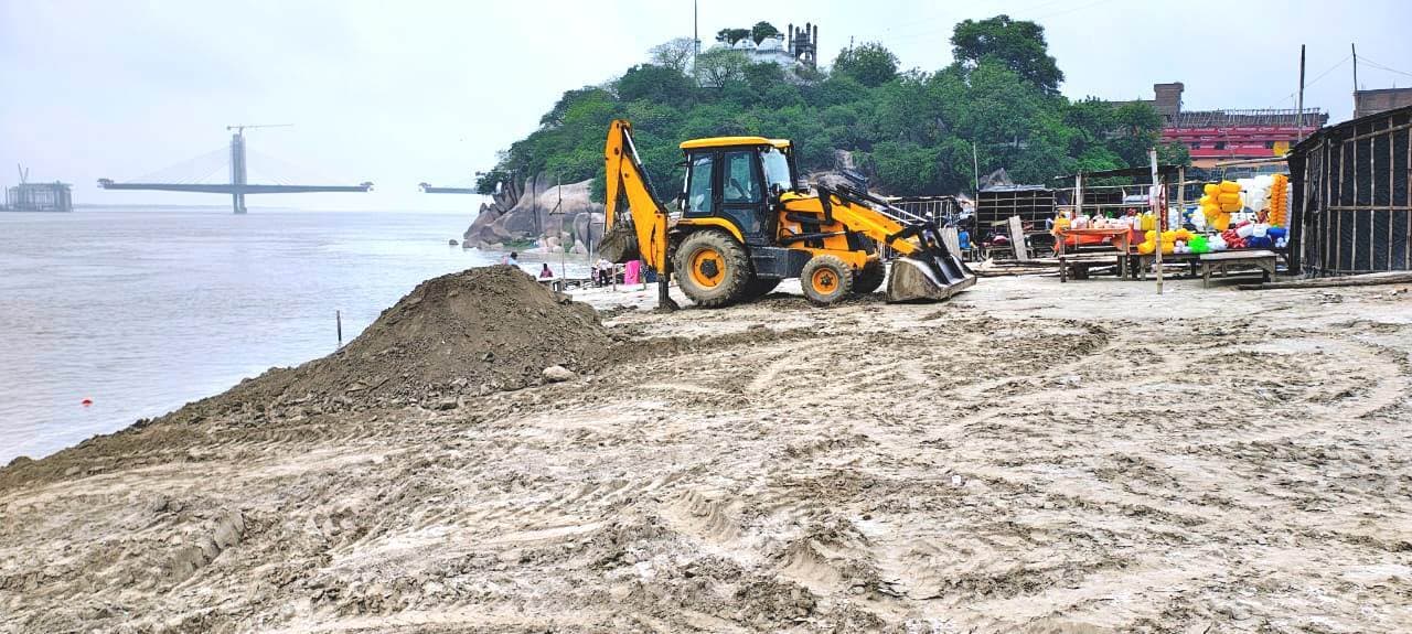 Bhagalpur News: श्रावणी मेला : गंगा घाट पर जेसीबी से समतलीकरण का काम शुरू