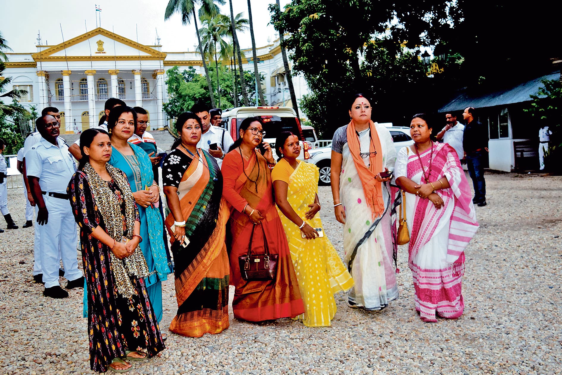 महिलाओं से अत्याचार की राज्यपाल से शिकायत